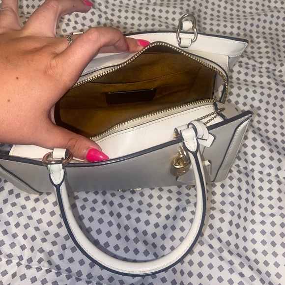 Cream coach bag with shoulder strap included - Picture 4 of 8